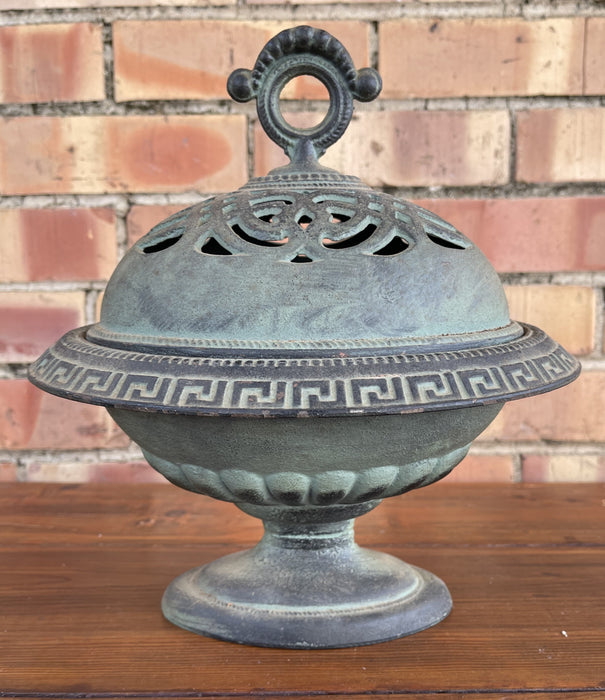 SMALL VERDI GRIS CAST IRON TUREN WTH LID