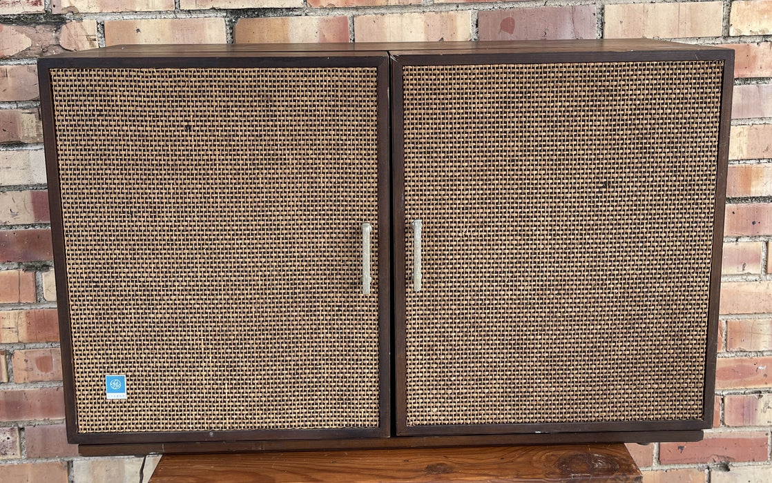 VINTAGE STEREOPHONIC ELECTRIC TURN TABLE AND RECEIVER WITH WOVEN DOORS