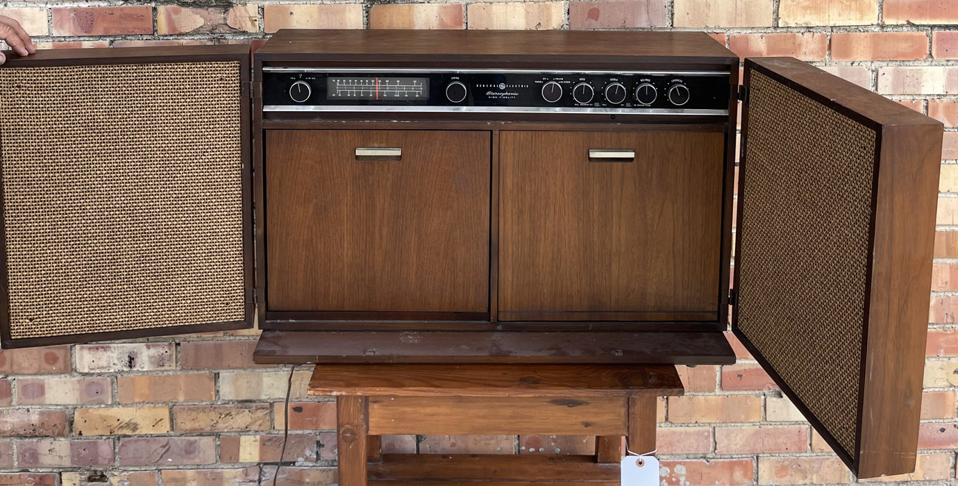 VINTAGE STEREOPHONIC ELECTRIC TURN TABLE AND RECEIVER WITH WOVEN DOORS