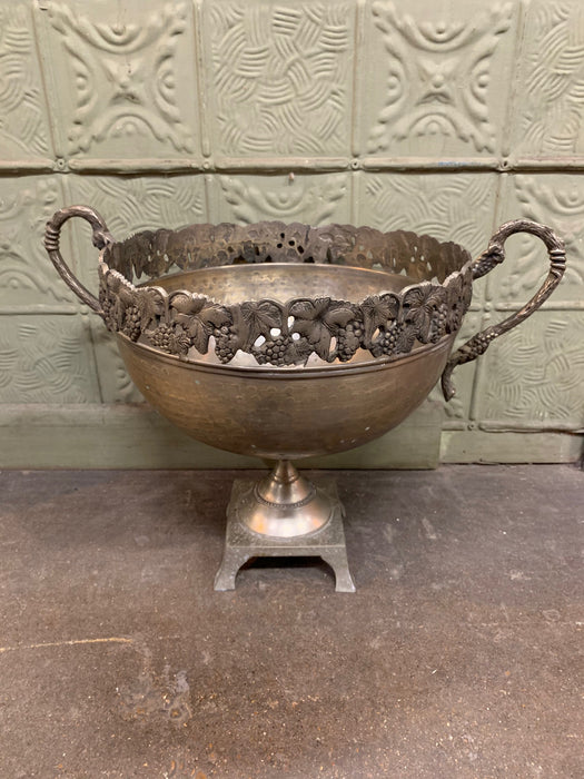 LARGE HAMMERED DOUBLE HANDLED CENTER BOWL