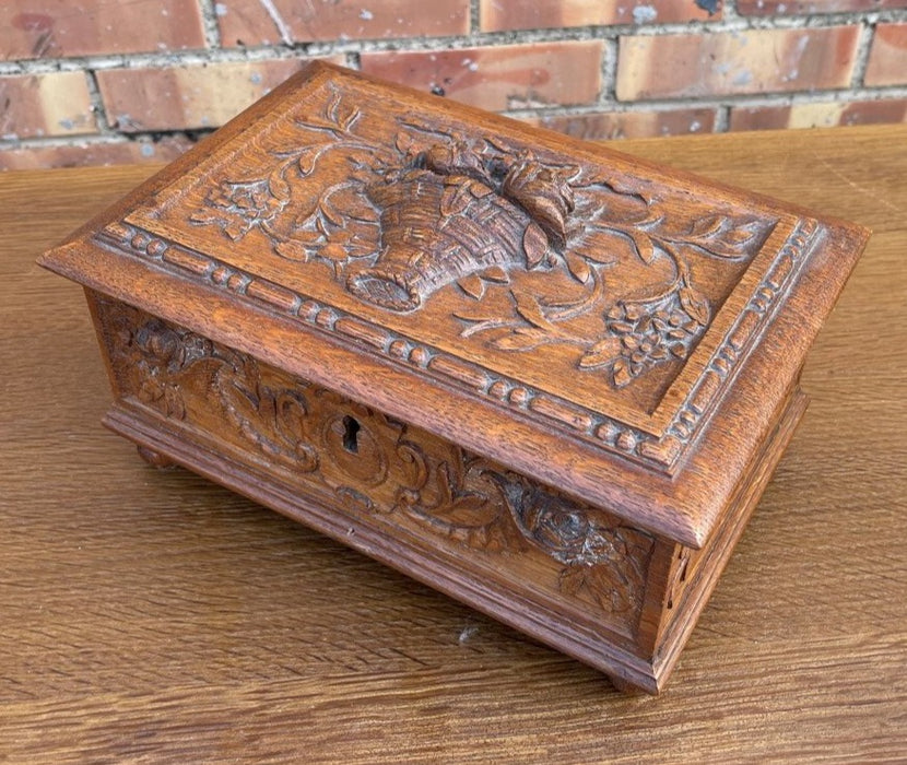 SMALL CARVED OAK BOX WITH FLOWER BASKET LID AND LOCK WITH KEY