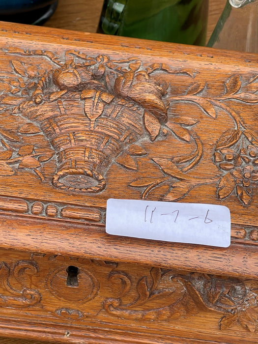 SMALL CARVED OAK BOX WITH FLOWER BASKET LID AND LOCK WITH KEY