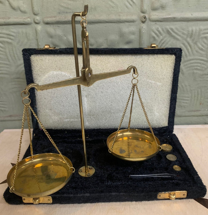 SMALL TRAVELING JEWLELRY SCALE IN CASE
