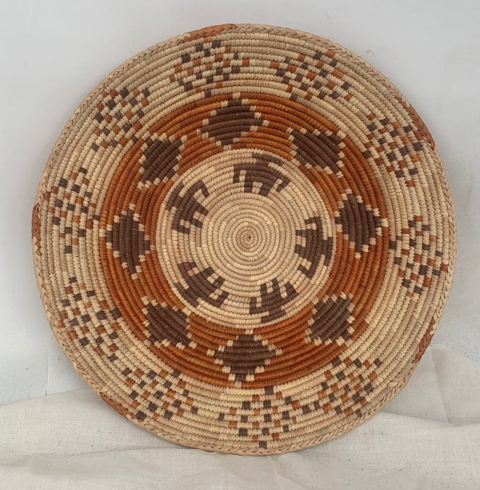 SHALLOW AFRICAN BASKET WITH PEOPLE