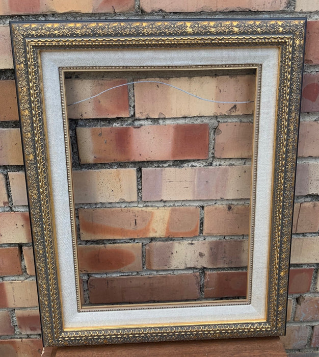 SMALL GOLD FRAME WITH RELIEF AND MUSLIN LINER