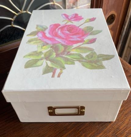 STORAGE BOX WITH SINGLE ROSE DESIGN