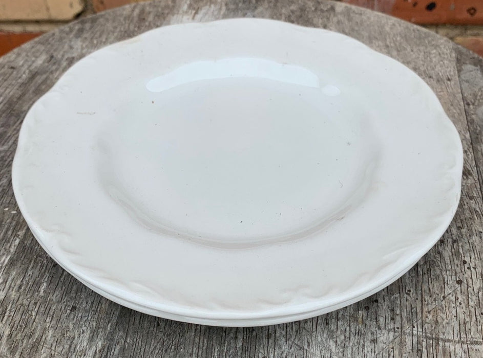PAIR OF ENGLISH MEAKIN BREAD AND BUTTER PLATES