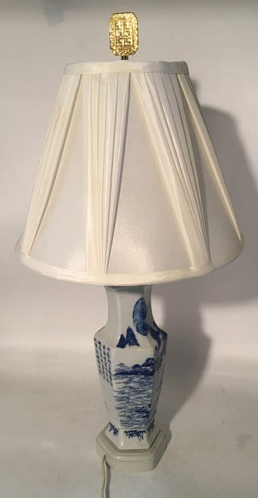 SMALL CHINESE BLUE AND WHITE LAMP
