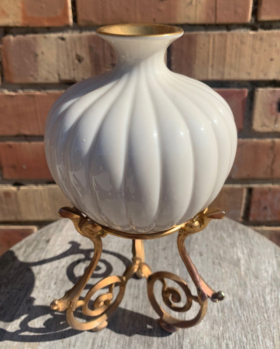 WHITE AND GOLD LENNOX VASE ON STAND