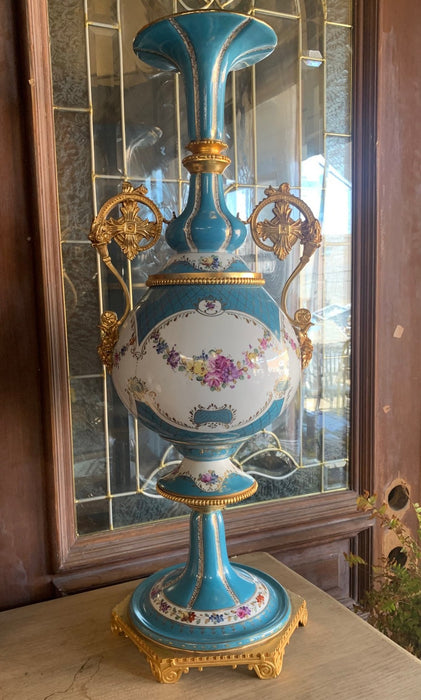 OVERSIZED SINGLE FRENCH URN WITH BRONZE HANDLES