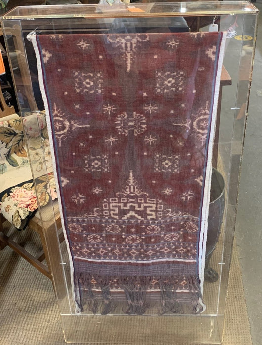 EARLY 1900S BATIK TEXTILE FROM PENSEN COLLECTION IN PLEXIGLASS CASE