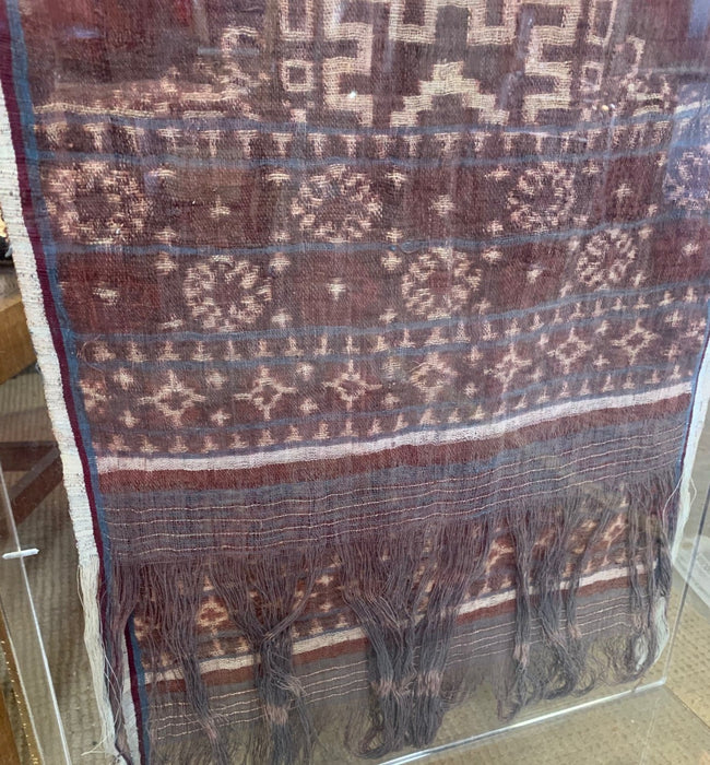 EARLY 1900S BATIK TEXTILE FROM PENSEN COLLECTION IN PLEXIGLASS CASE