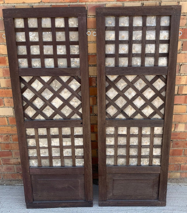 PAIR OF MULLIONED WINDOWS WITH SHELL