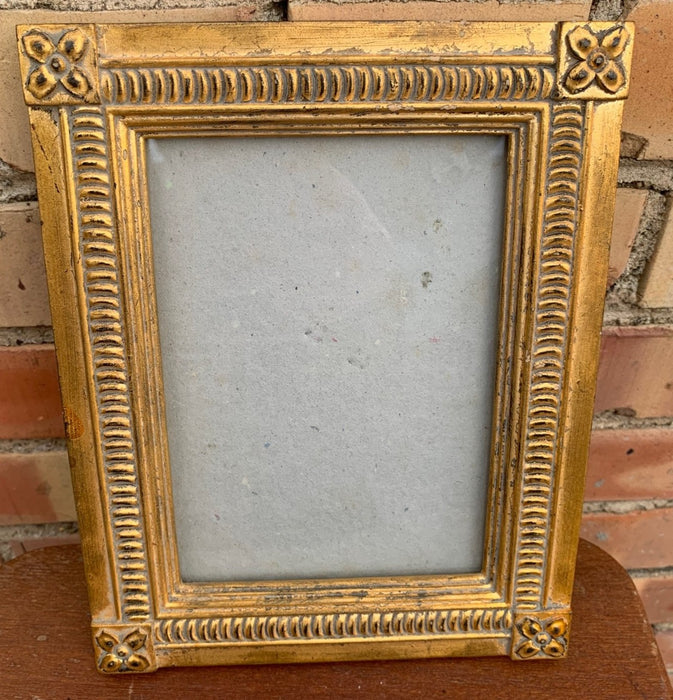 SMALL STANDING GOLD FRAME