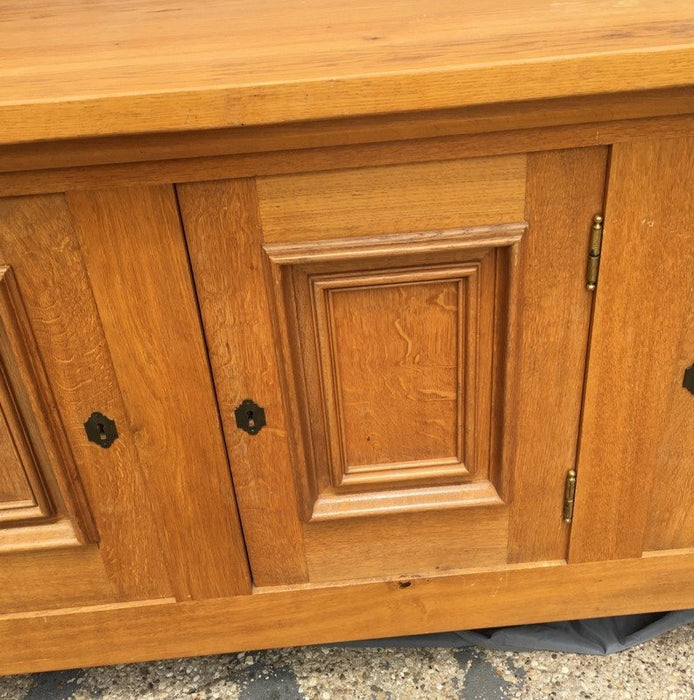 LARGE OAK SIDEBOARD WITH STRAIGHT LINES