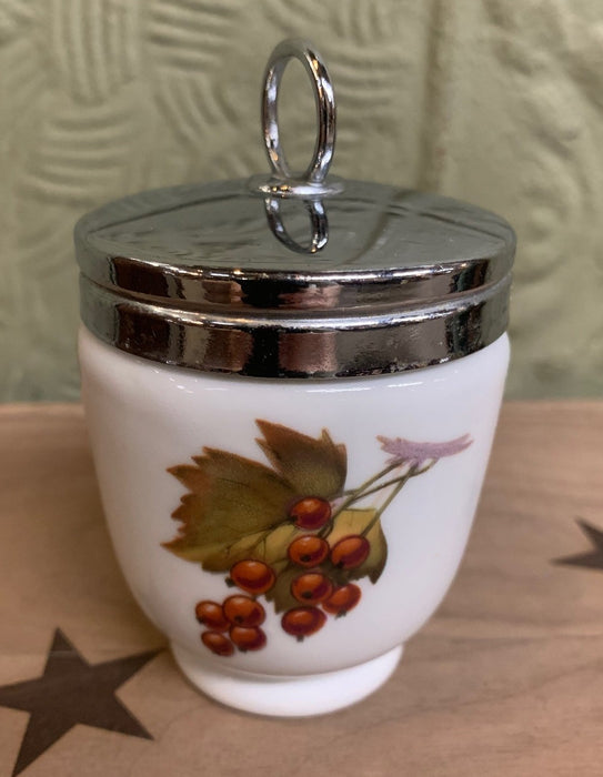 SMALL LIDDED ROYAL WORCESTER PORCELAIN JAR WITH FRUIT