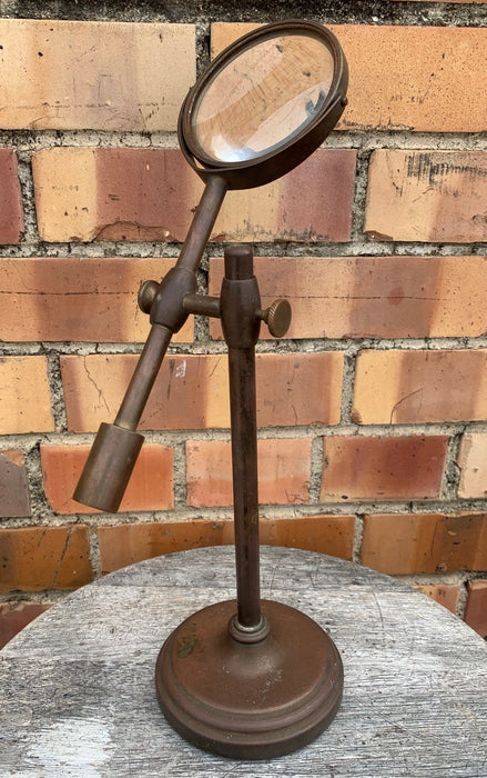 MAGNIFYING GLASS ON STAND