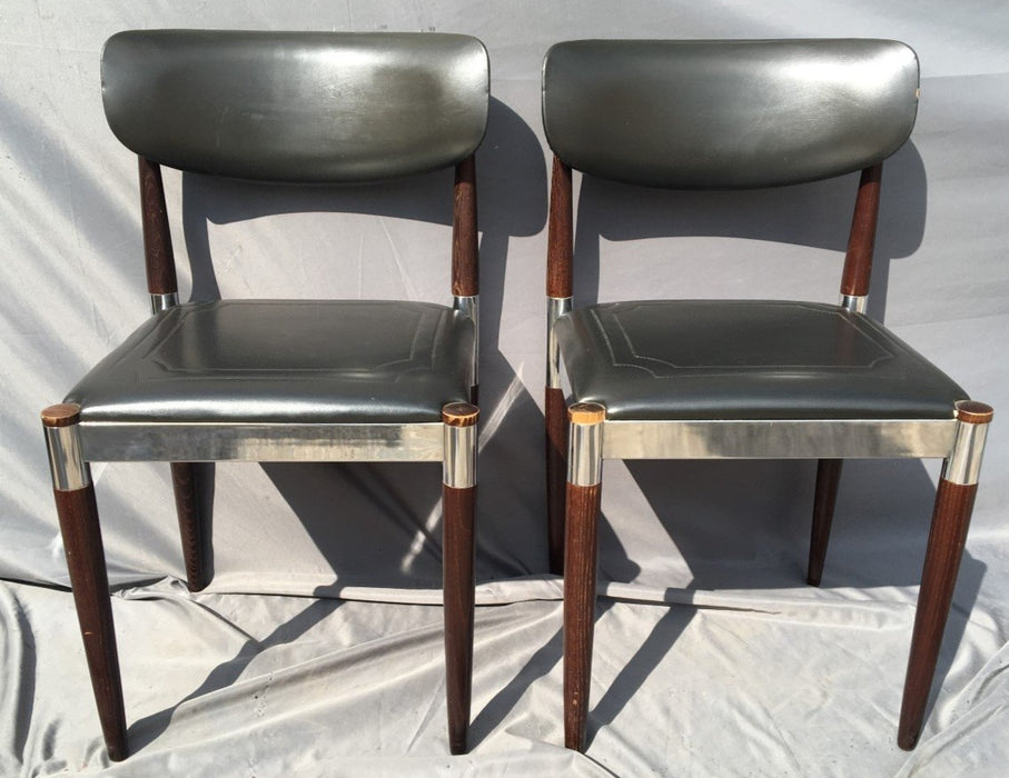 SET OF FOUR MID CENTURY MODERN CHAIRS WITH LEATHER SEATS