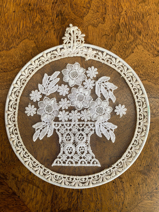 SMALL FLORAL LACE IN ROUND FRAME