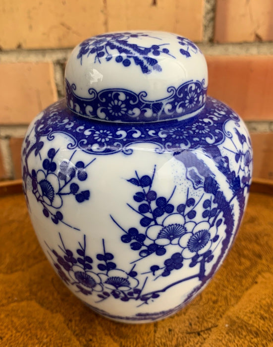 SMALL BLUE AND WHITE GINGER JAR