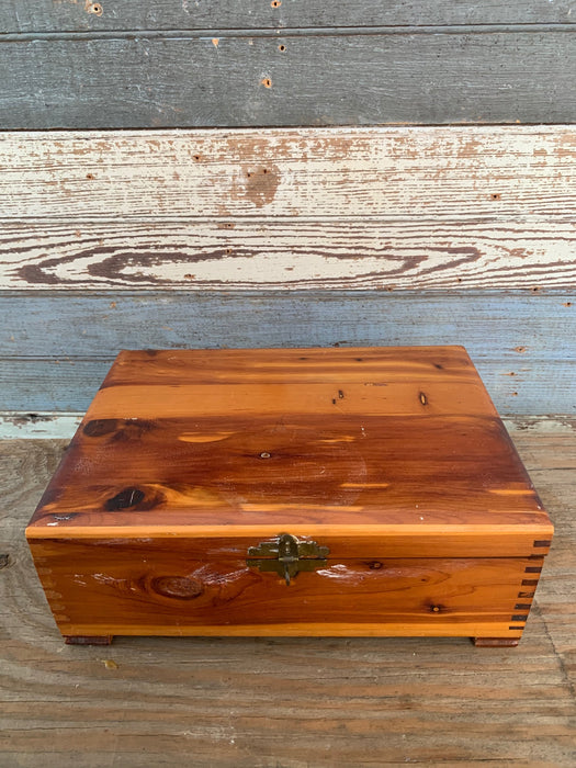 SMALL LIDDED CEDAR BOX