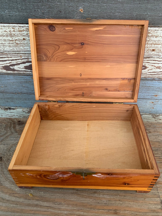 SMALL LIDDED CEDAR BOX