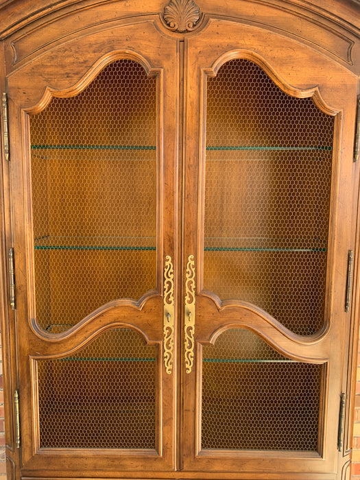 HENREDON ARCHED SHELL CARVED CABINET WITH CHICKEN WIRE