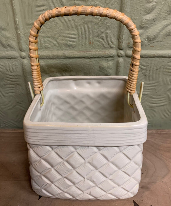 MEDIUM WHITE CERAMIC BASKET WITH RATTAN HANDLE