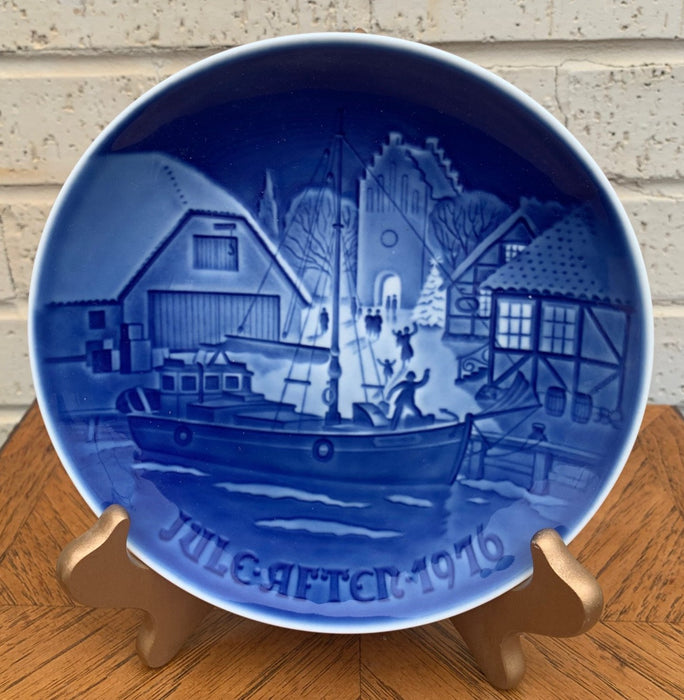 1976 BLUE AND WHITE ROYAL COPENHAGEN PLATE