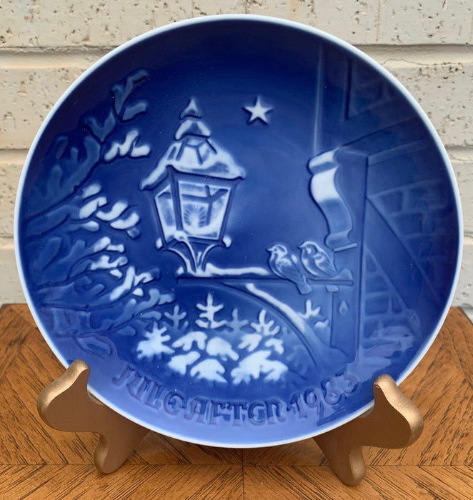 1983 BLUE AND WHITE ROYAL COPENHAGEN PLATE