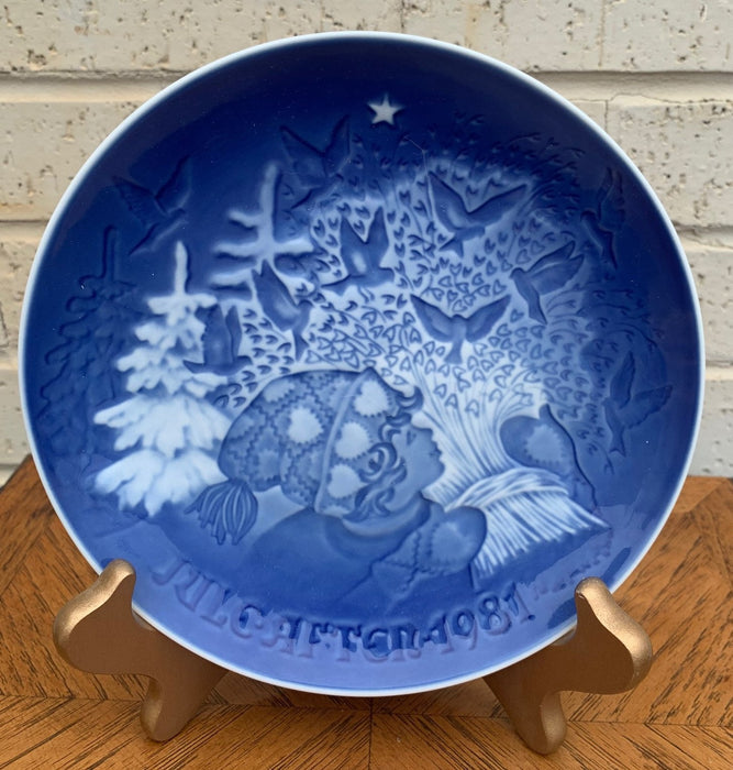 1981 BLUE AND WHITE ROYAL COPENHAGEN PLATE