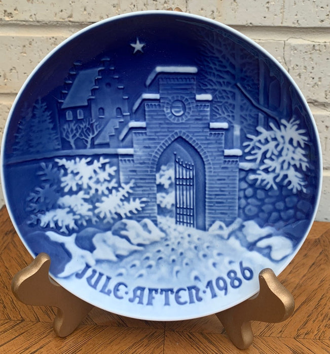 1986 BLUE AND WHITE ROYAL COPENHAGEN PLATE