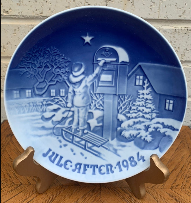 1984 BLUE AND WHITE ROYAL COPENHAGEN PLATE