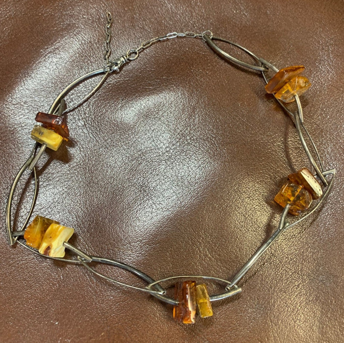 AMBER PIECES NECKLACE