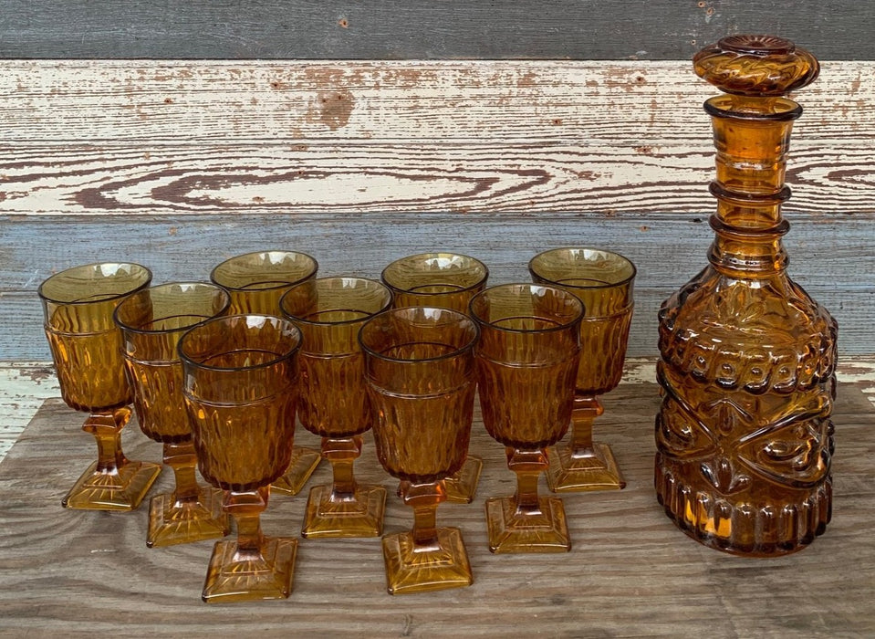 SET OF AMBER GLASS DECANTER AND 9 GLASSES
