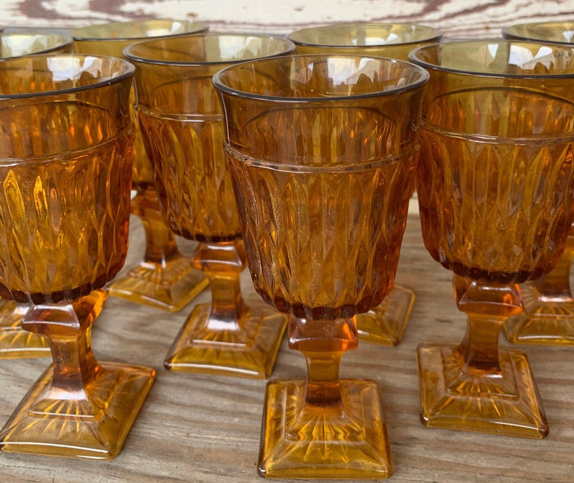 SET OF AMBER GLASS DECANTER AND 9 GLASSES