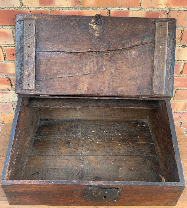 17TH CENTURY SLANTED ENGLISH OAK BIBLE BOX