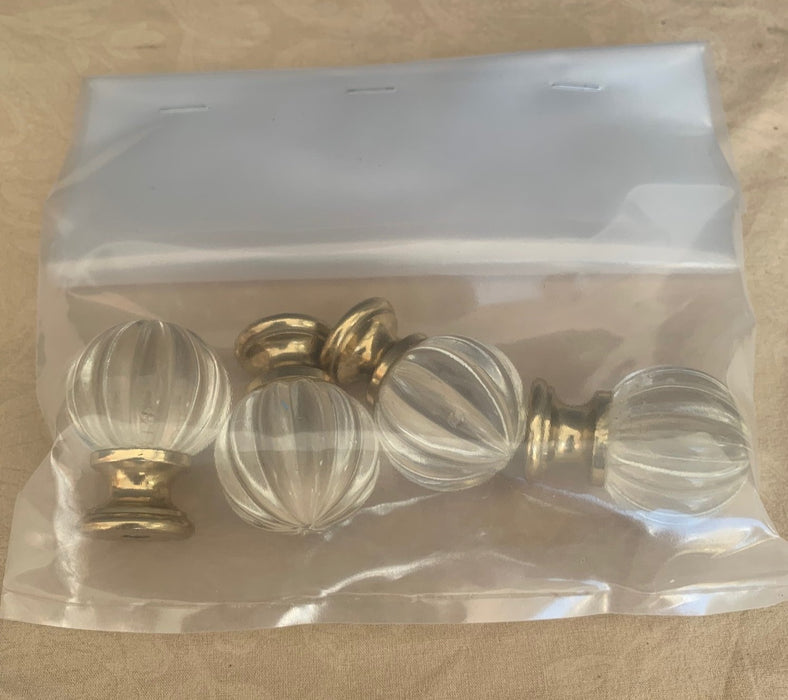 SET OF 4 ROUND RIBBED GLASS WITH BRASS DRAWER KNOBS