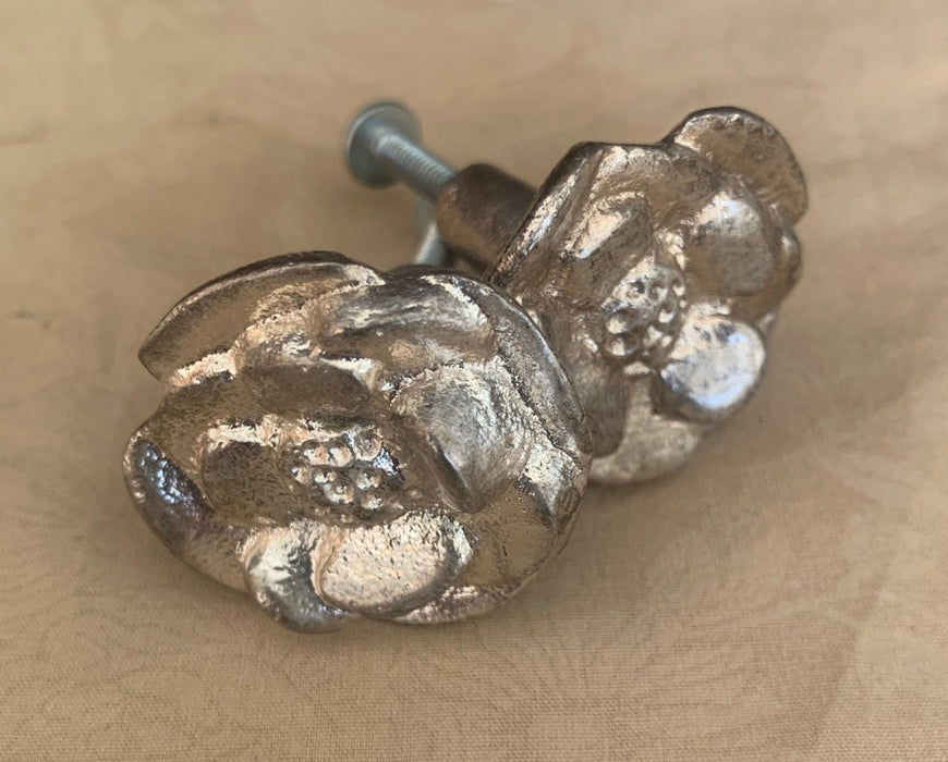 PAIR OF SILVER COLOR FLOWER SHAPED DRAWER PULLS