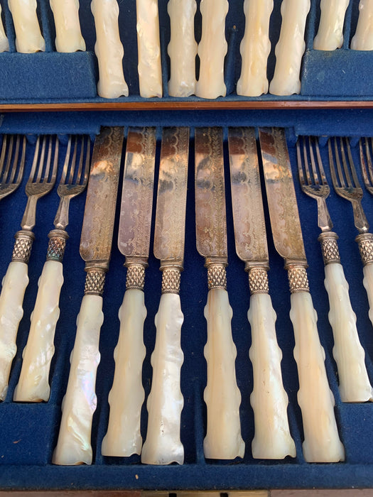 MOTHER OF PEARL CUTLERY SET IN BOX