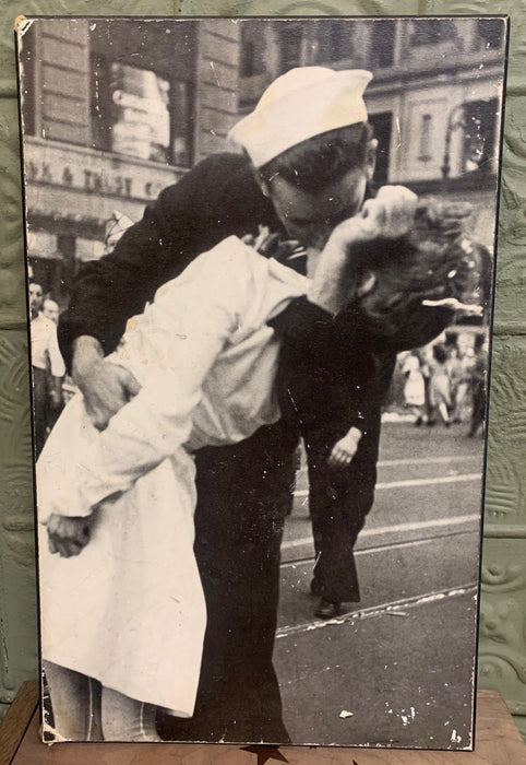 END OF WWII KISSING SAILOR PHOTO ON BOARD - AS FOUND