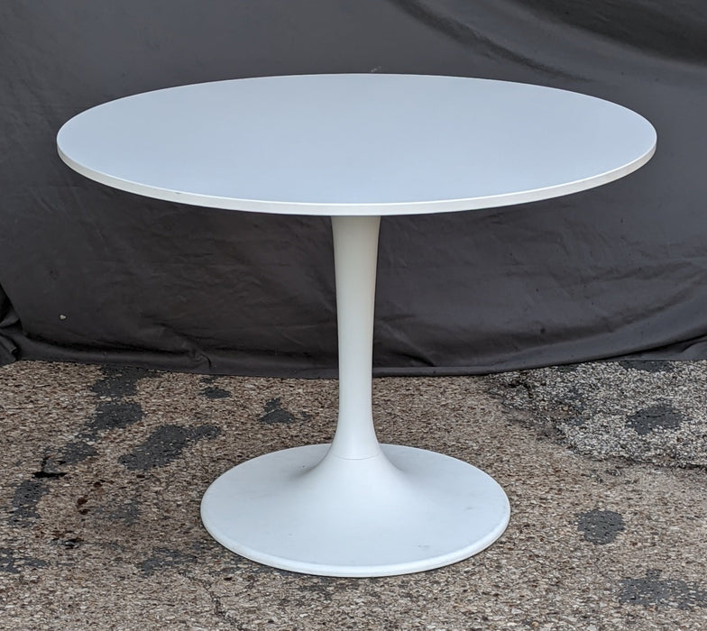 WHITE MODERN PEDESTAL TABLE