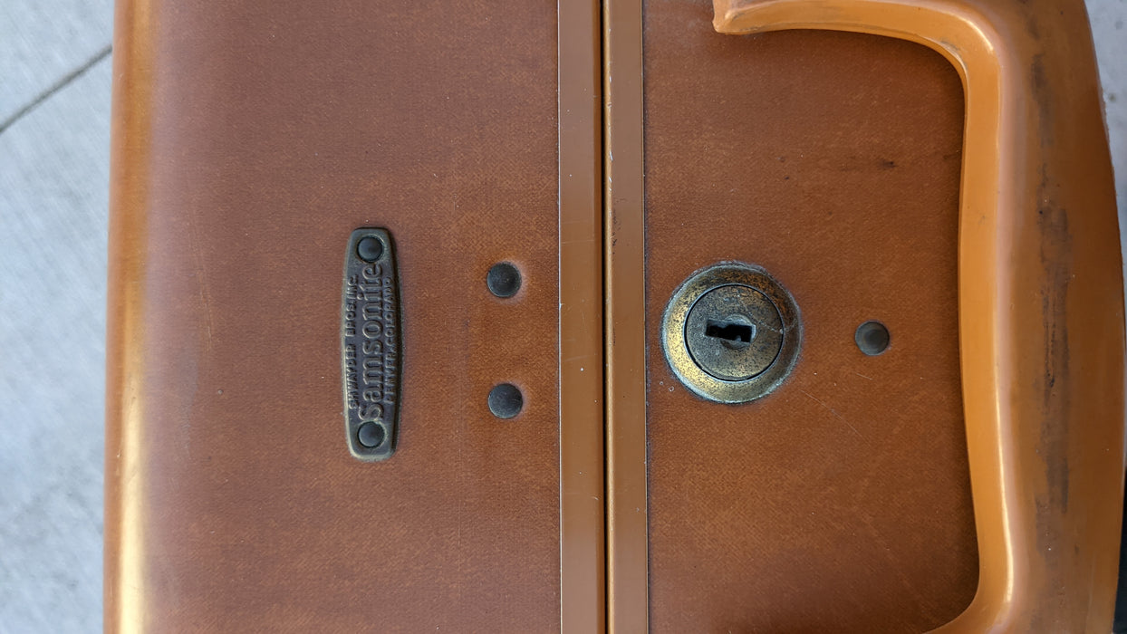 SAMSONITE LOCKING SUITCASE