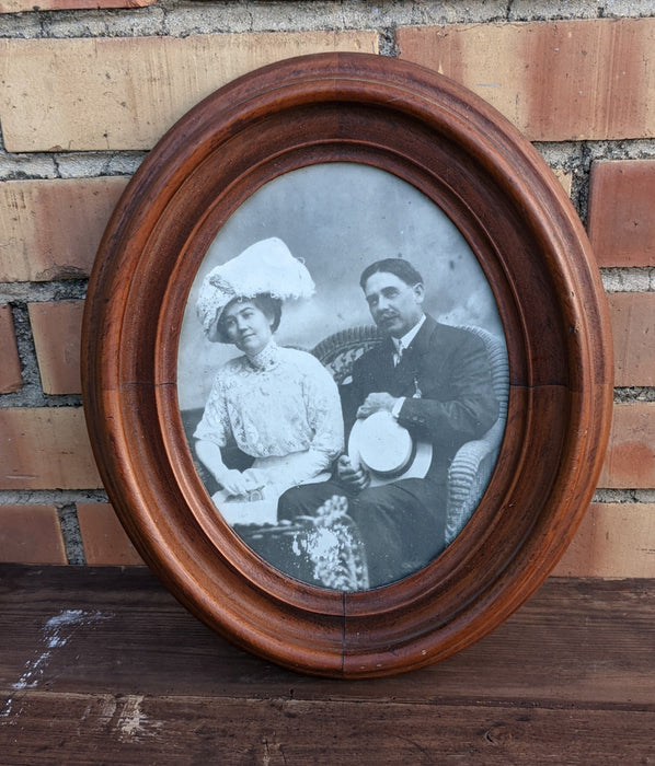 OVAL MEDIUM WALNUT FRAME WITH MAN AND WOMAN