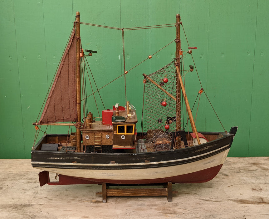 BOAT MODEL OF A TRAWLER SHIP