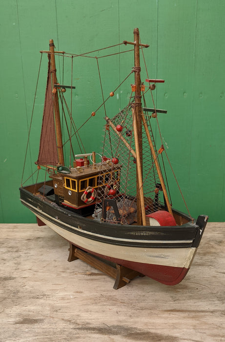 BOAT MODEL OF A TRAWLER SHIP