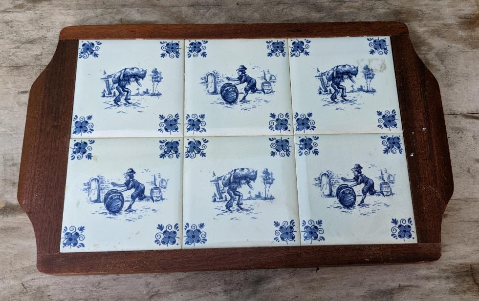 BLUE AND WHITE DELFT CUTTING BOARD TRAY