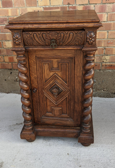 19TH CENTURY SMALL OAK BARLEY TWIST CABINET