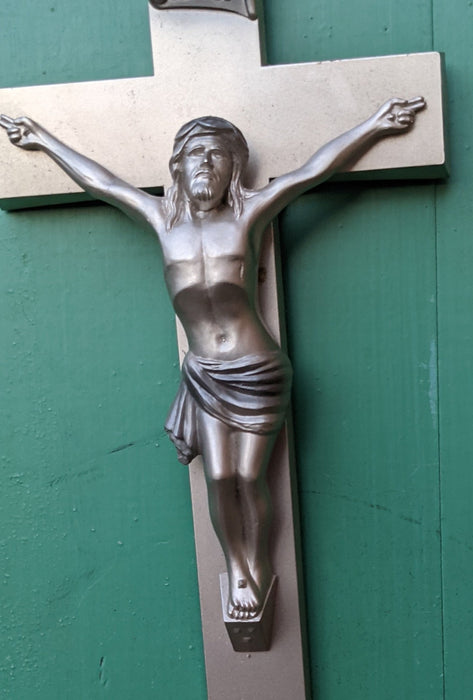 SMALL SLVER CRUCIFIX