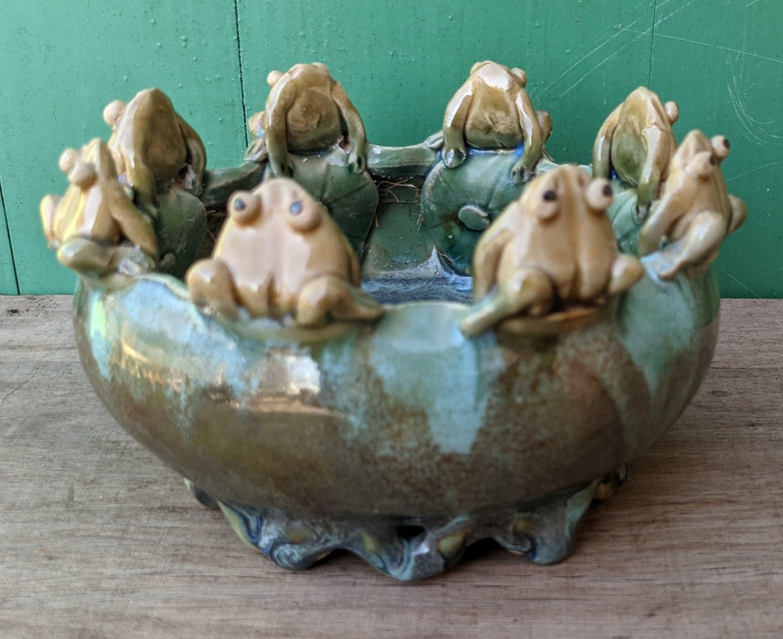 ROUND GLAZED POTTERY DISH WITH FROGS